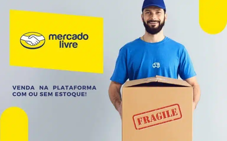 Saiba como vender no Mercado Livre com ou sem estoque Homem branco de barba preta com boné e camiseta azuis com uma caixa escrito "fragile" nas mãos, representando um entregador do mercado livre. Ao lado direito há uma logo amarela do markeplace mercado livre.