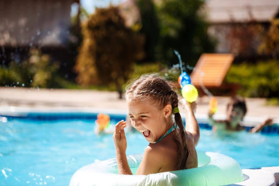 menina brincando na piscina