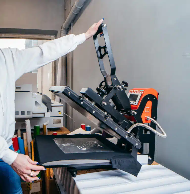 6 Máquinas para Trabalhar em Casa e Iniciar um Negócio! Foto prensa térmica de mesa para imprimir imagens em tecido em camiseta preta