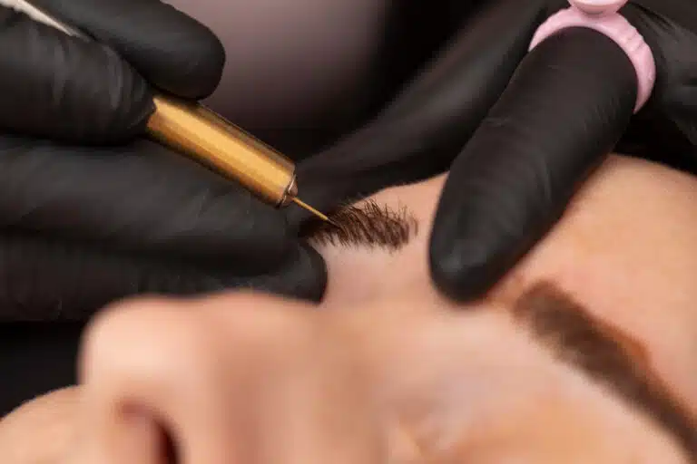 Vale a Pena Investir em um Curso de Micropigmentação? Procedimento de Micropigmentação