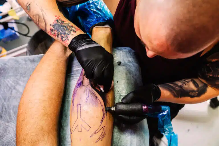 Abrir um estúdio de tatuagem vale a pena? tatuador