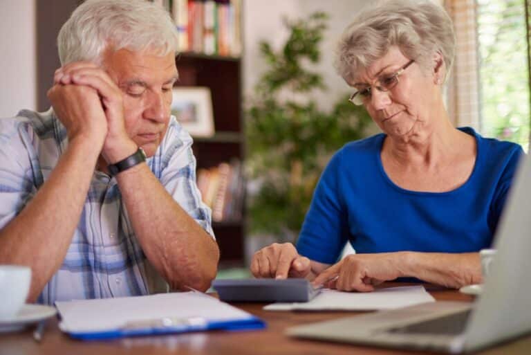 Aposentados preocupads com as finanças
