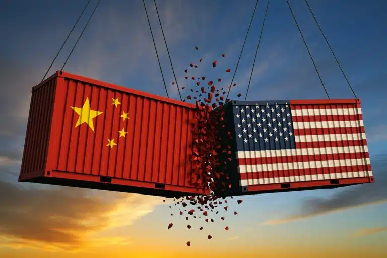 Tensões EUA-China, Semicondutores e Medo de Recessão: Mercado Global em Alerta Embate entre container dos eua contra a china - montagem
