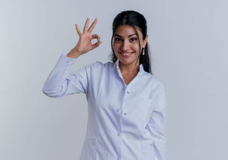 Esteticista fazendo zero com a mão