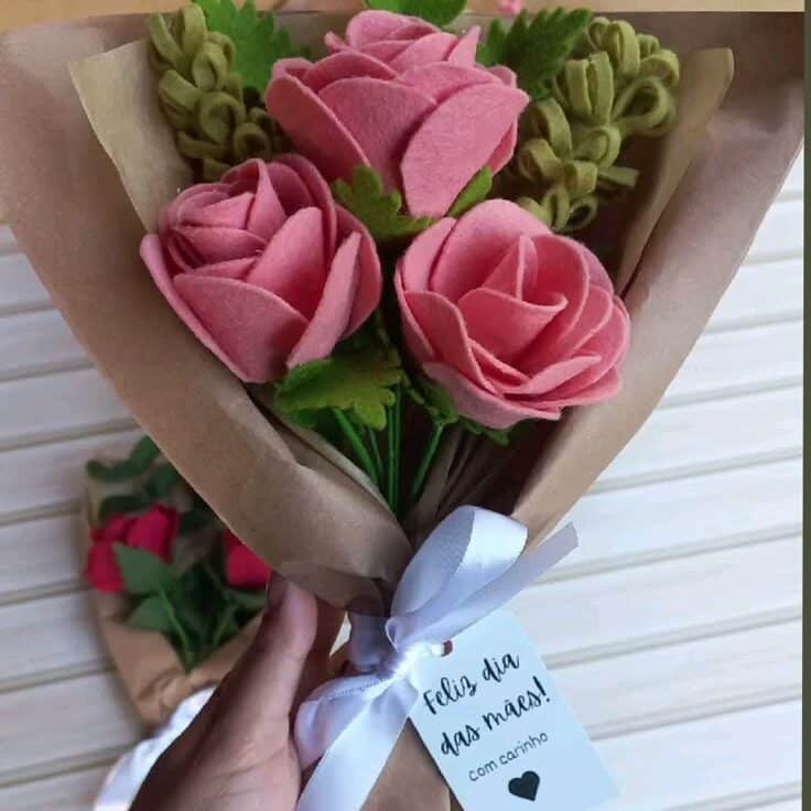 Arranjo de flores em feltro para o dia das mães