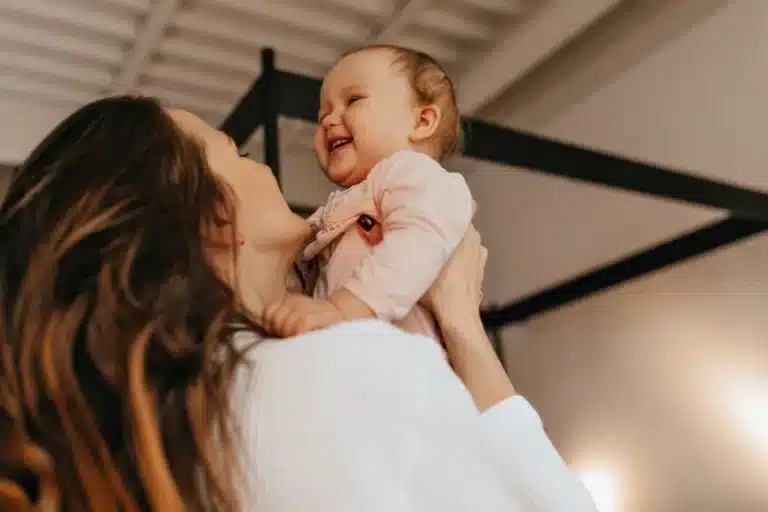 Babá brincando com uma criança
