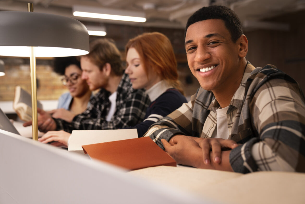 Universitário em sala de aula com pessoas ao fundo