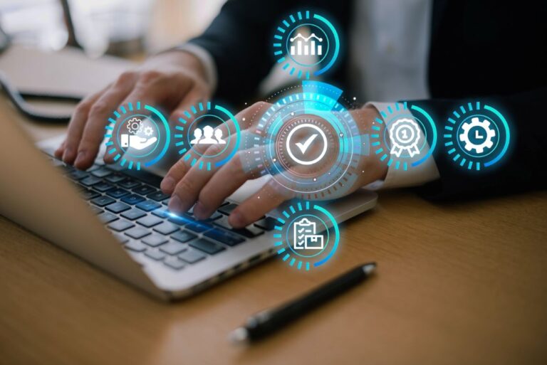 7 Conhecimentos sobre Governança de TI que Todo Profissional de Tecnologia Precisa Conhecer Mãos de um homem executivo digitando no notebook com uma arte gráfica com vários elementos que envolve governança de TI