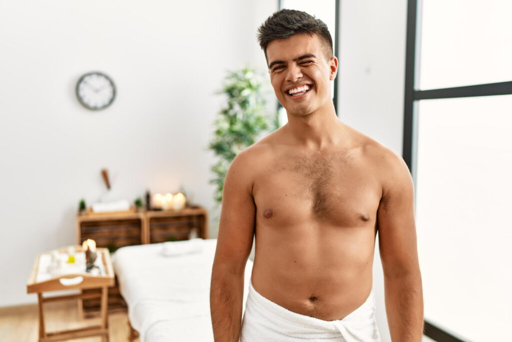 Homem sexy depilado e sorrindo