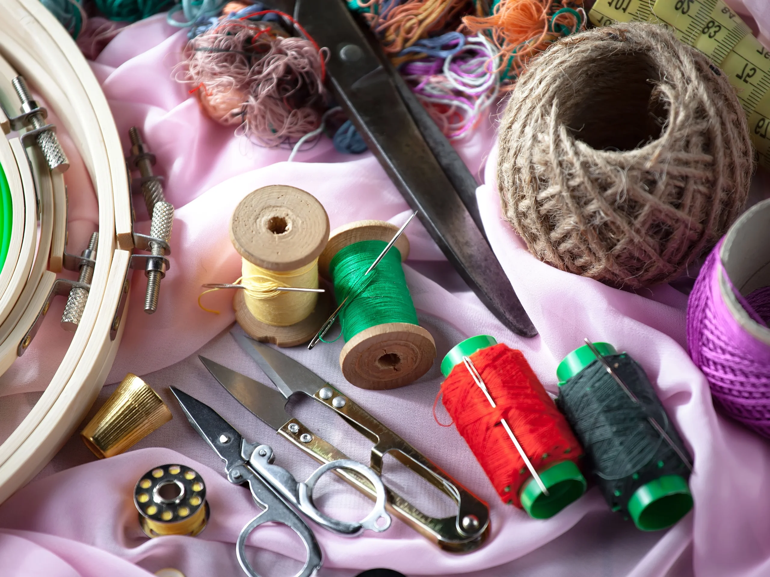 materiais para bordado: linhas, tesouras, lã e agulhas.